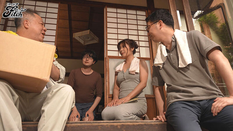 【2024年衝撃的ヒット】似鳥日菜の媚薬絶頂25連発！田舎村のオヤジ集団に中出し輪姦される巨乳妻の実録・肉感フルスロットル - 画像1